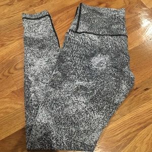 Lululemon wonder under 28”